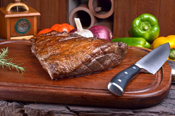 Picanha assada em tábua de madeira — Fotografia de Stock