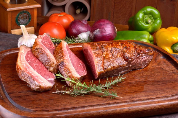 Picanha asada sobre tabla de madera — Foto de Stock