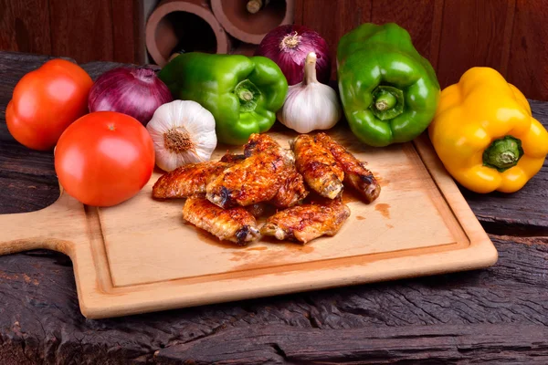 Chicken wings with vegetables — Stock Photo, Image