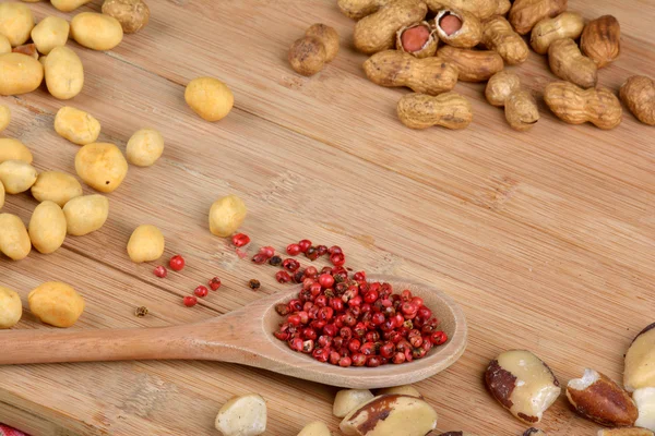 Frutta a guscio e pepe rosa — Foto Stock