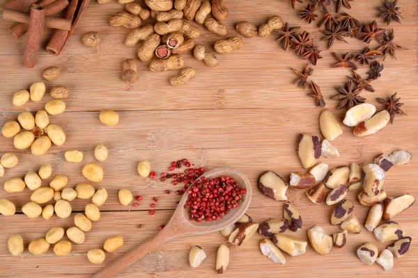 Ořechy a růžovým pepřem — Stock fotografie