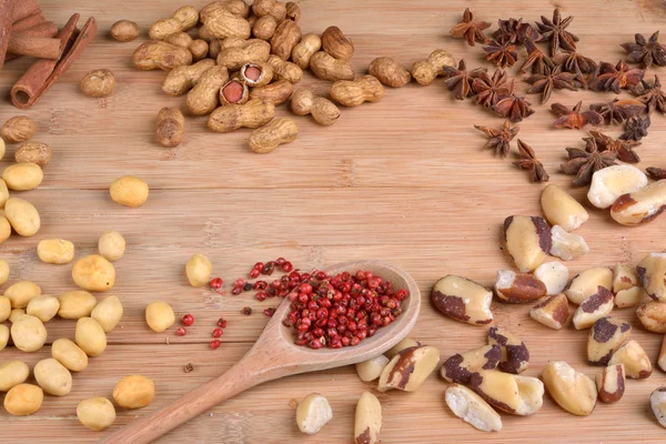 Nüsse und rosa Pfefferkörner — Stockfoto