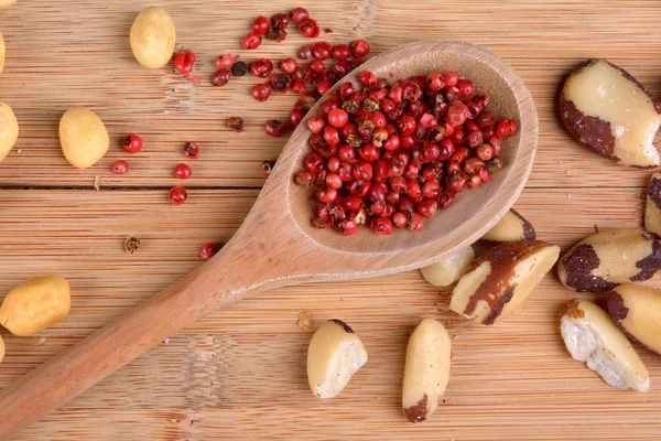 Nüsse und rosa Pfefferkörner — Stockfoto