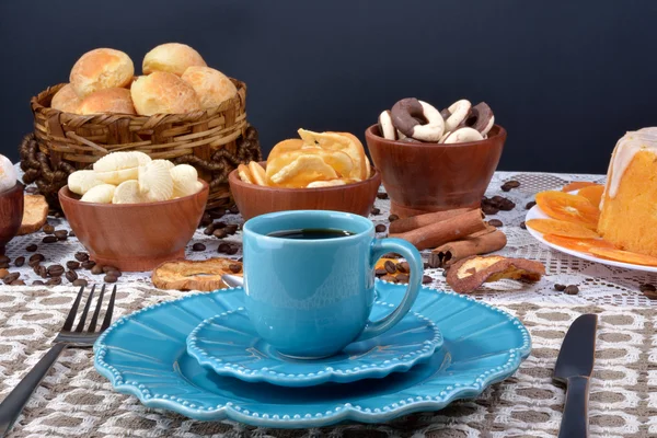 Xícara de café com lanches — Fotografia de Stock