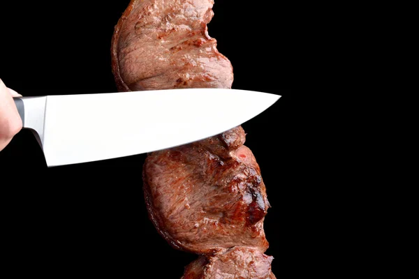 Жареное мясо, нарезанное ножом — стоковое фото