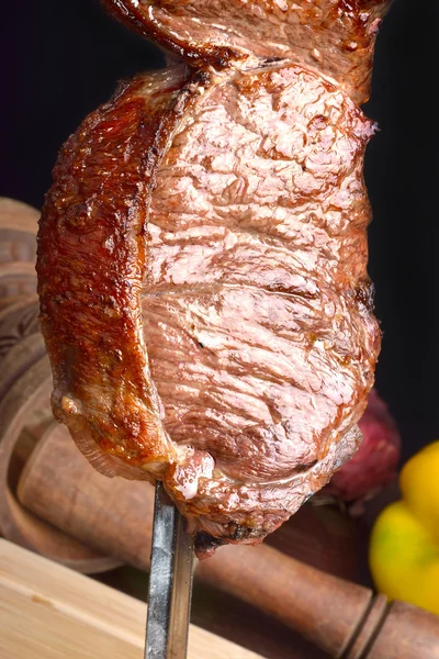 Carne assada em espeto — Fotografia de Stock