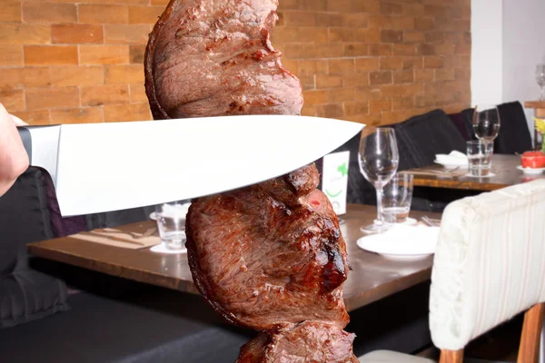 Carne arrosto tagliata a fette dal coltello — Foto Stock