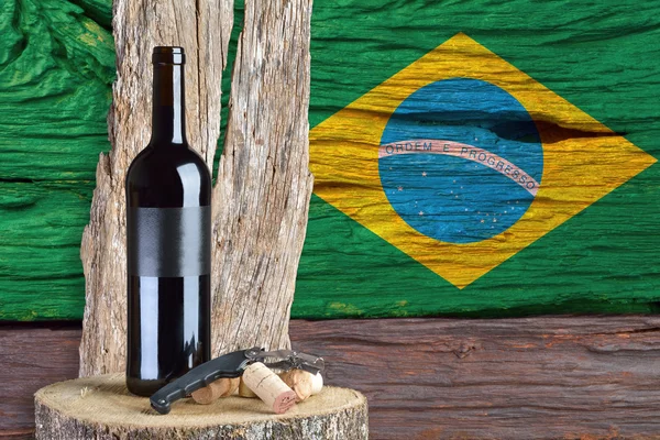 Botella de vino con bandera de Brasil —  Fotos de Stock