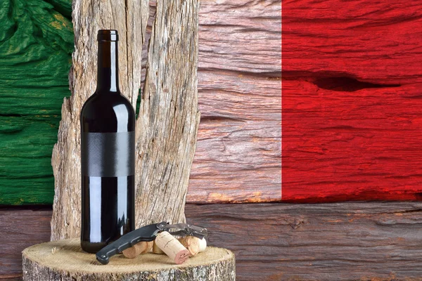 Garrafa de vinho com bandeira italiana — Fotografia de Stock