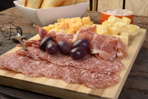 Charcutería y plato de queso, pan, aceitunas y salsas —  Fotos de Stock