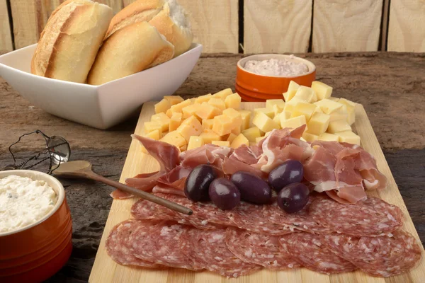 Charcuterie and Cheese Platter, Bread, Olives and Dippings — Stock Photo, Image