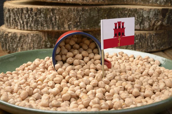 鹰嘴豆或鹰嘴豆与直布罗陀旗帜 — 图库照片