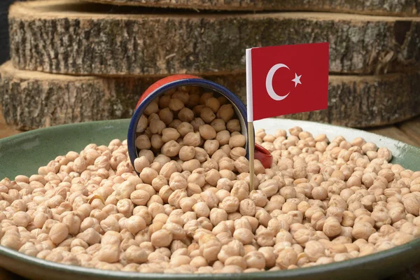 鹰嘴豆或鹰嘴豆与土耳其国旗 — 图库照片