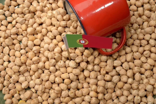 鹰嘴豆或鹰嘴豆与葡萄牙国旗 — 图库照片