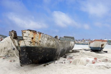 Eski balıkçı tekneleri sahilde - Arraial yapmak Cabo, Rio de Janeiro