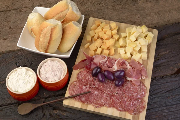 Charcutaria e Queijo Platter, Pão, Azeitonas e Mergulhos — Fotografia de Stock