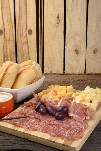 Charcutaria e Queijo Platter, Pão, Azeitonas e Mergulhos — Fotografia de Stock