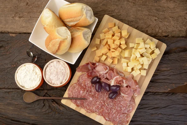 Charcuterie และชีสจาน, ขนมปัง, มะกอกและ Dippings — ภาพถ่ายสต็อก