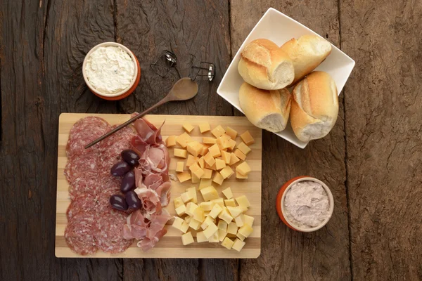 Charkuterivaror och ostbricka, bröd, oliver och Dippings — Stockfoto