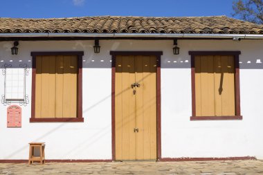 Sarı ve kırmızı kapılı evde sömürge