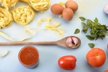 Ev yapımı makarna ve domates sosu