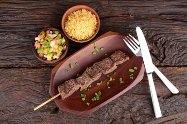 Köfte kebap plaka üzerinde