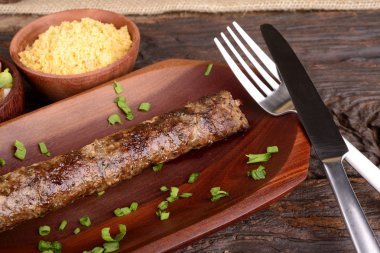 Köfte kebap plaka üzerinde