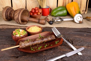 Köfte kebap plaka üzerinde