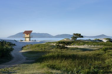 Sahildeki cankurtaran kulesi.