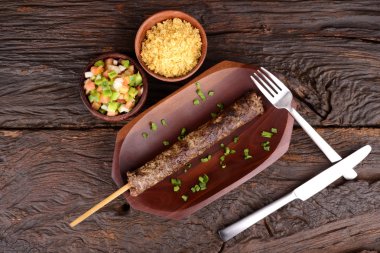 Köfte kebap plaka üzerinde