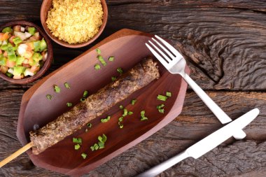Köfte kebap plaka üzerinde