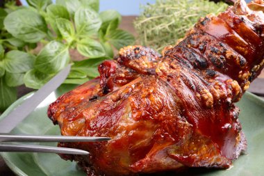 Kavrulmuş domuz eklemleri