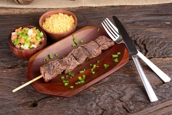 Kebab de boeuf sur assiette — Photo