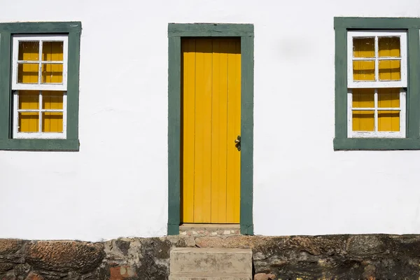 Casa colonial con puerta amarilla y verde —  Fotos de Stock