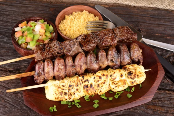 Rindfleisch, Mozzarella und Hühnerherzen — Stockfoto