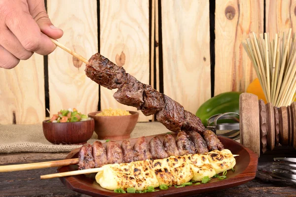 Carne de bovino, mussarela e corações de frango Kebabs — Fotografia de Stock