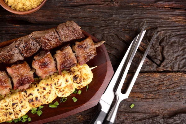 Carne de bovino, mussarela e corações de frango Kebabs — Fotografia de Stock