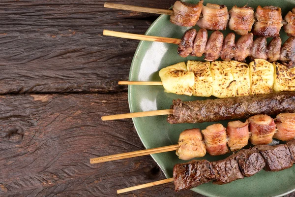 Kebabs grelhados variados — Fotografia de Stock