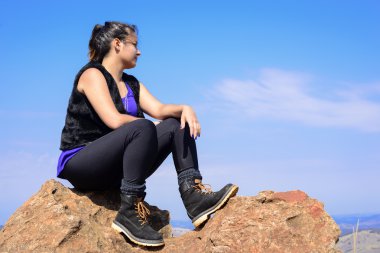 Genç kadın manzarayı uzun yürüyüşe çıkan kimse