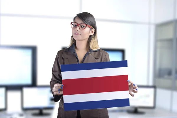 비즈니스 여자 코스타리카 국기를 들고 — 스톡 사진