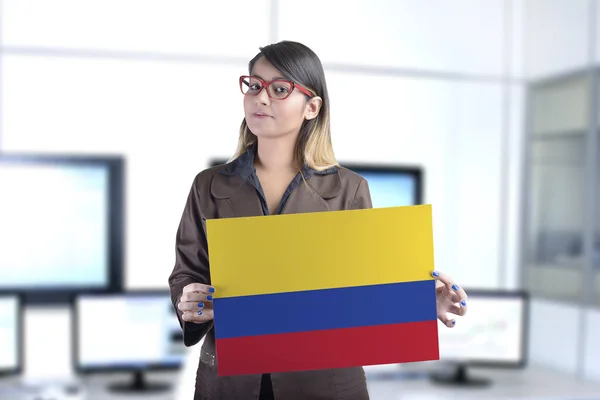 Ділова жінка тримає прапор Колумбії — стокове фото