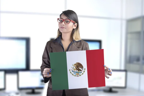 Mujer de negocios sosteniendo la bandera mexicana —  Fotos de Stock