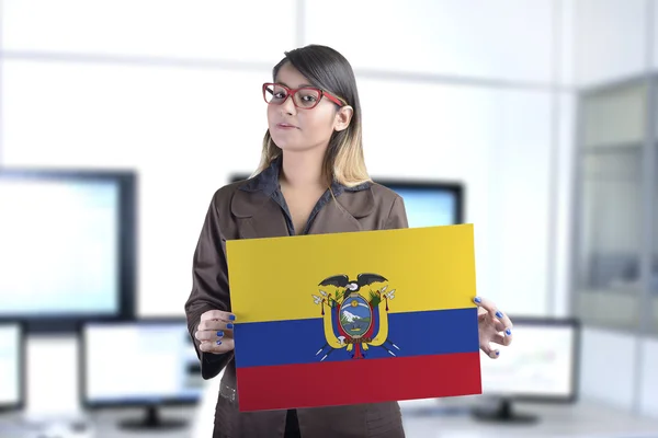 Ділова жінка тримає прапор Еквадорських — стокове фото