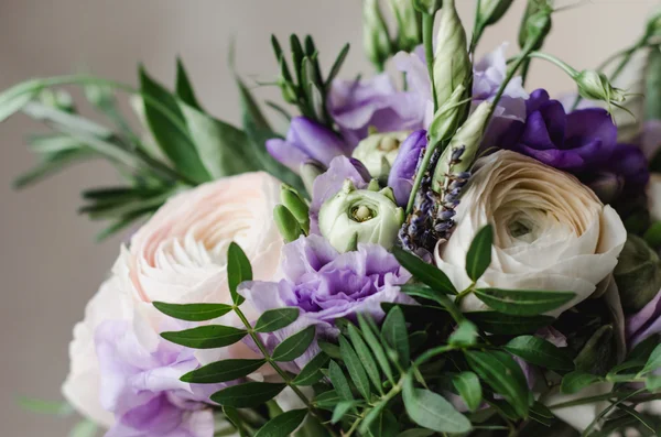 Bellissimo bouquet da sposa rustico di fiori di lavanda ranuncolo viola e bianco con nastro lilla satinato su sfondo bianco — Foto Stock