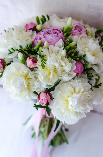 Наречений букет весільних квітів рожевий півонія на білому тлі — стокове фото