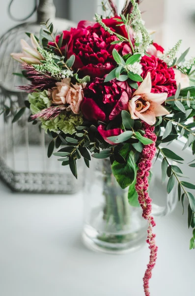 Ramo de flores de novia peonías rojas y beige, lirio, vegetación en jarrón sobre fondo blanco. Color Marsala —  Fotos de Stock