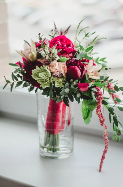 Bouquet da sposa di fiori di nozze peonie rosse e beige, giglio, verde in vaso su sfondo bianco. colore Marsala — Foto Stock