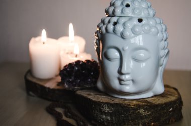 Buda ametist mum eski ahşap arka plan üzerinde manevi ritüel meditasyon yüz