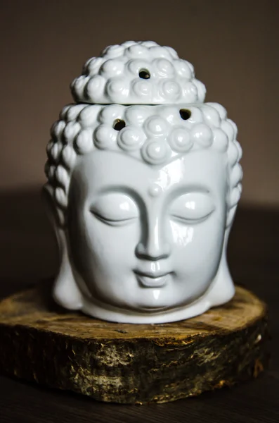 Духовная медитация главы Будды на старом деревянном фоне — стоковое фото