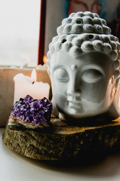 Духовная ритуальная медитация лица Будды аметистовых свечей на старом деревянном фоне — стоковое фото